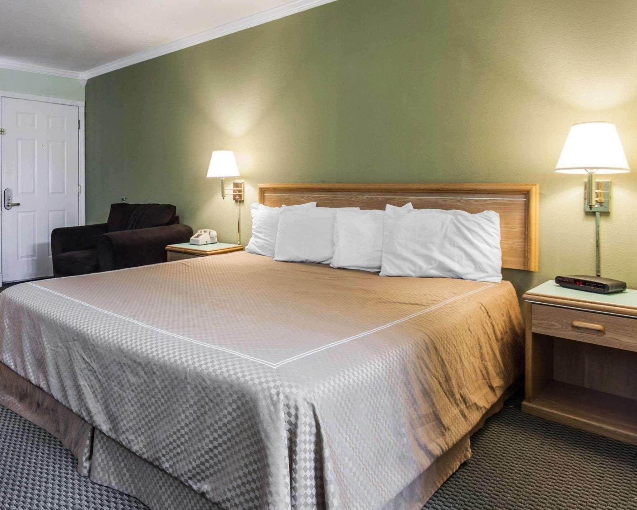 Rodeway Inn Stevenson Bagian luar foto